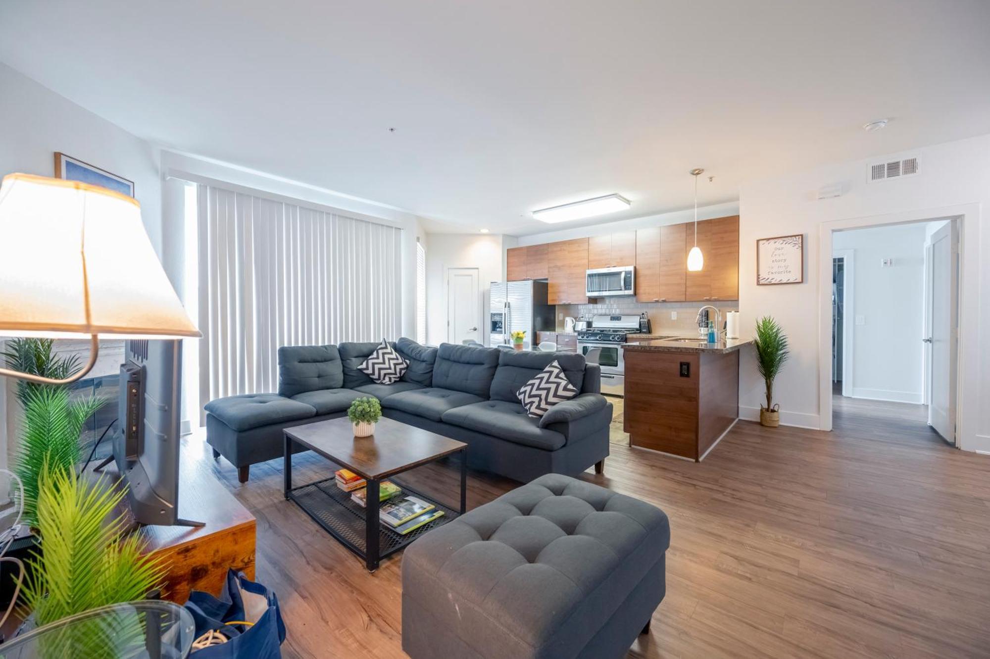 Capsule hotel Cozy Marina 2bed2bath Units Pool Gym Jacuzzi Free Parking *